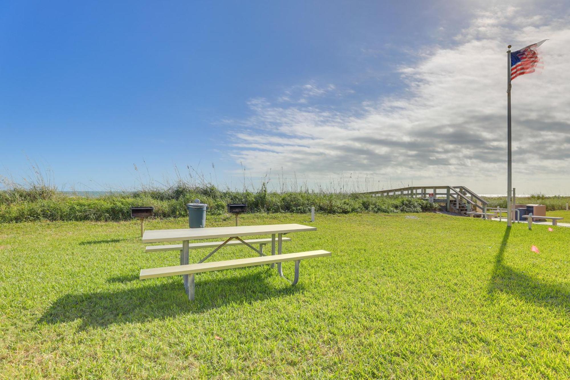 Central Cocoa Beach Condo With View, Steps To Beach! Extérieur photo